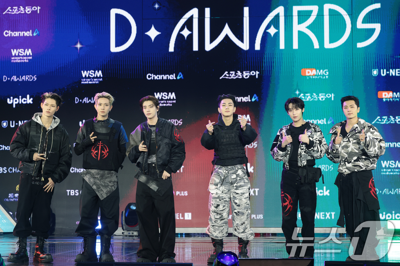 (서울=뉴스1) 권현진 기자 = 엔하이픈 니키(왼쪽부터)와 희승, 제이크, 정원, 선우, 제이가 11일 오후 서울 성북구 고려대학교 화정체육관에서 열린 ‘제2회 디 어워즈(D Aw …