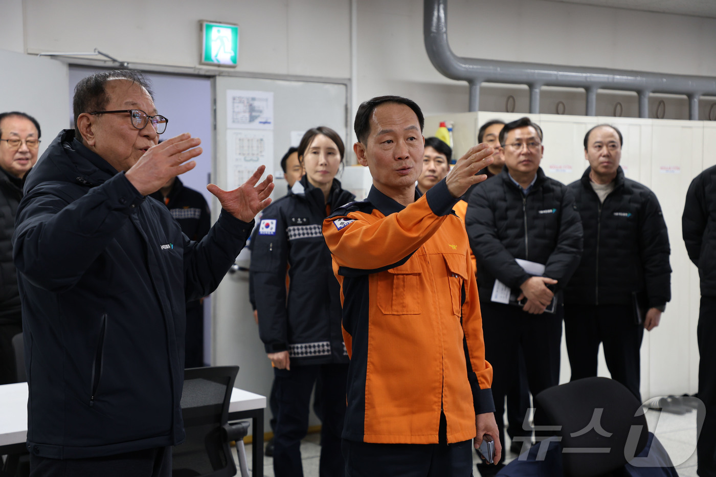 (서울=뉴스1) = 홍영근 서울소방재난본부장이 11일 오후 서울 송파구 서울복합물류단지를 방문해 소방시설 등 안전관리 실태를 점검하고 있다. (서울소방재난본부 제공. 재판매 및 D …