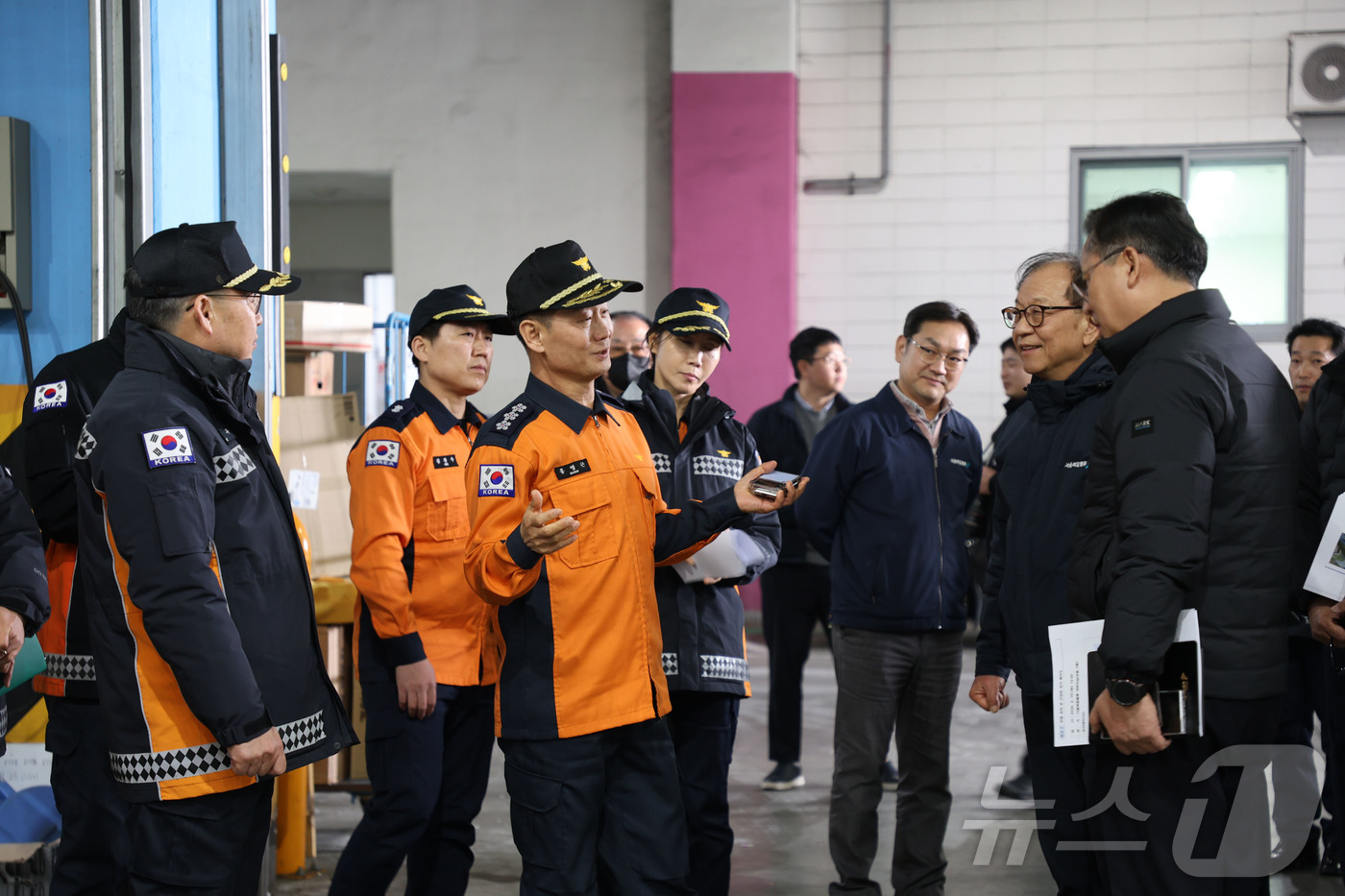 (서울=뉴스1) = 홍영근 서울소방재난본부장이 11일 오후 서울 송파구 서울복합물류단지를 방문해 관계자들에게 화재 예방 및 안전관리를 당부하고 있다. (서울소방재난본부 제공. 재판 …