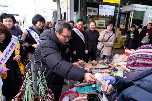 "장바구니 넘치도록"…강릉시 설맞이 민관 합동 전통시장 장보기