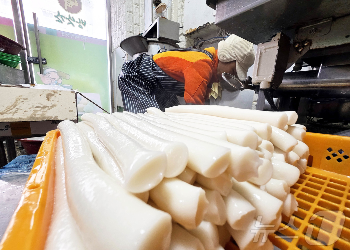 (광주=뉴스1) 박지현 기자 = 설 명절을 앞둔 11일 광주 북구 양산동의 한 떡방앗간에서 주인이 주문받은 설 차례용 가래떡을 뽑아내며 분주한 모습을 보이고 있다.(광주 북구 제공 …