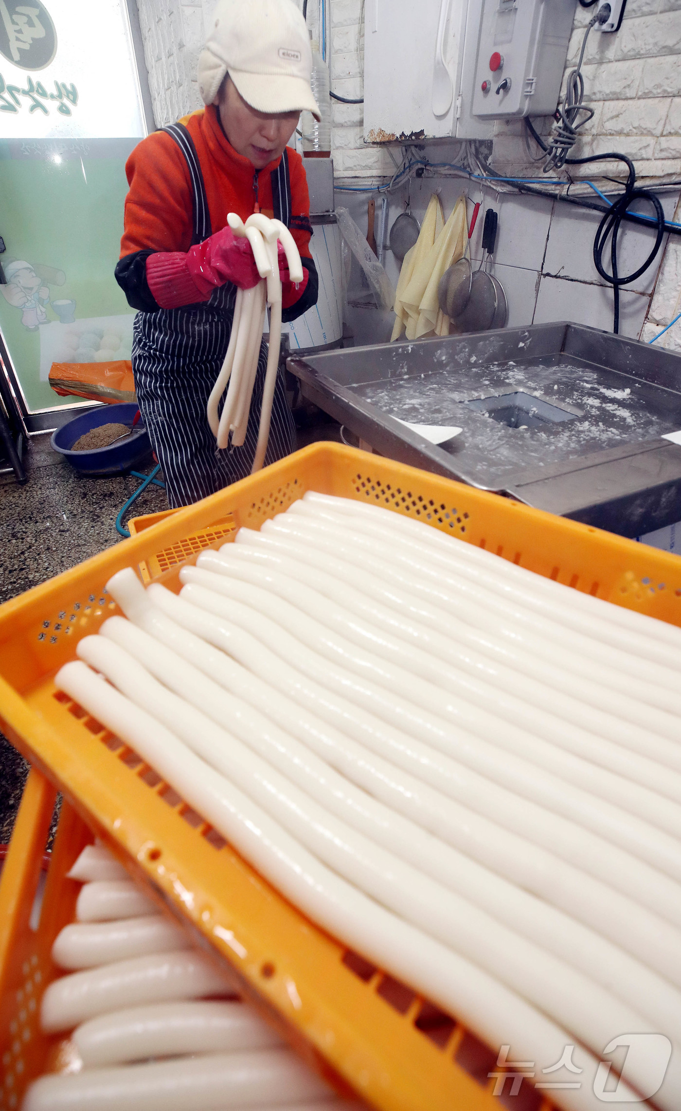 (광주=뉴스1) 박지현 기자 = 설 명절을 앞둔 11일 광주 북구 양산동의 한 떡방앗간에서 주인이 주문받은 설 차례용 가래떡을 뽑아내며 분주한 모습을 보이고 있다.(광주 북구 제공 …