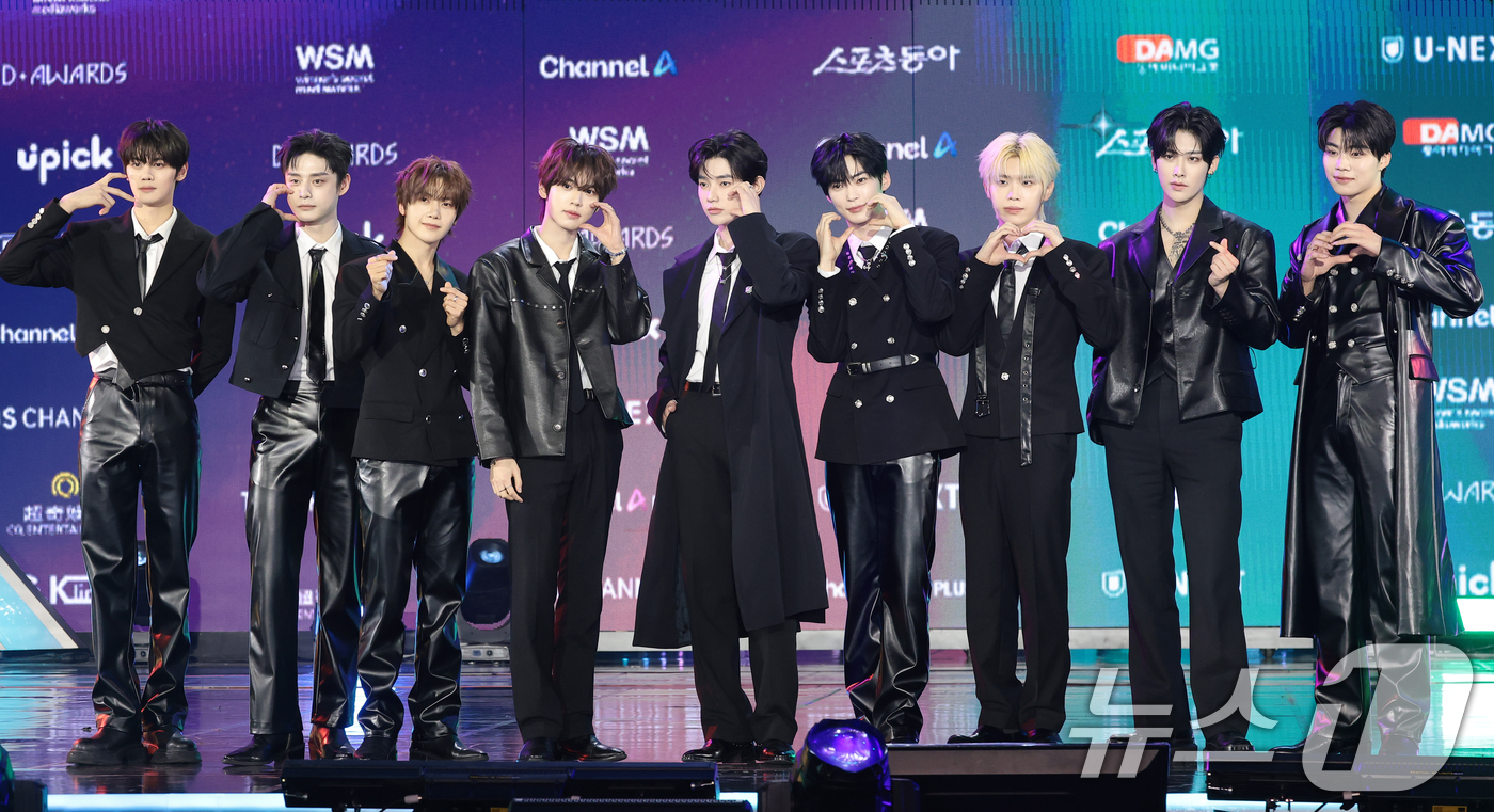 (서울=뉴스1) 권현진 기자 = 제로베이스원 김규빈(왼쪽부터)과 김지웅, 석매투, 한유진, 장하오, 성한빈, 김태래, 리키, 박건욱이 11일 오후 서울 성북구 고려대학교 화정체육관 …