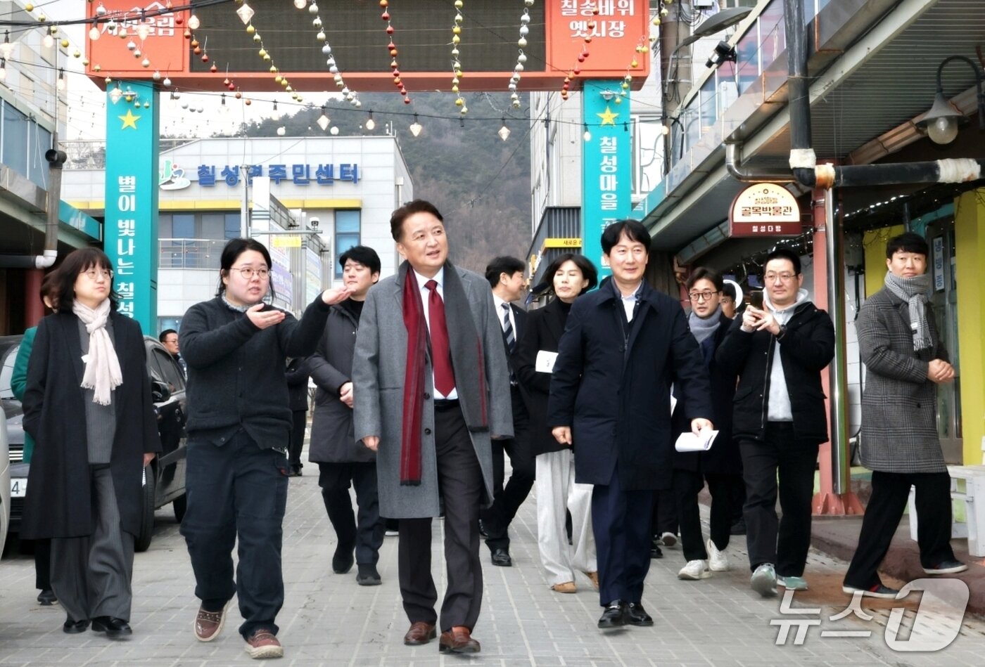 본문 이미지 - 김영환 충북지사가 11일 괴산을 찾아 칠성마을 골목박물관거리를 둘러보고 있다.(괴산군 제공, 재판매 및 DB금지)/뉴스1