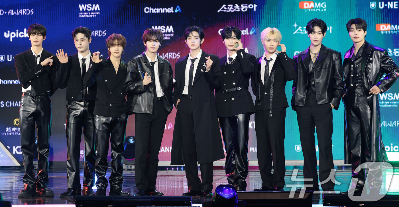 (서울=뉴스1) 권현진 기자 = 제로베이스원 김규빈(왼쪽부터)과 김지웅, 석매튜, 한유진, 장하오, 성한빈, 김태래, 리키, 박건욱이 11일 오후 서울 성북구 고려대학교 화정체육관 …