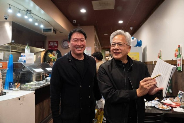 최태원·젠슨황, 美서 치맥 회동…딸들도 동행했다