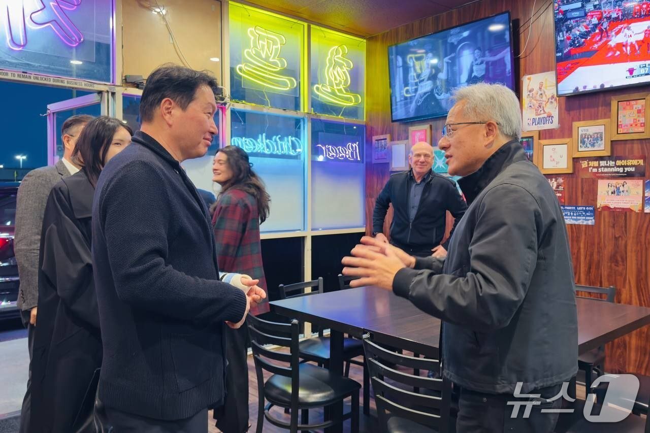 본문 이미지 - 최태원 SK그룹 회장과 젠슨 황 엔비디아 최고경영자(CEO)가 지난 5일(현지시간) 미국에서 치맥 회동을 했다. (사진 = 독자 제공) 