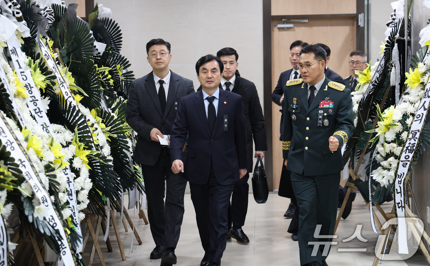 (성남=뉴스1) 김영운 기자 = 안규백 국방부 장관이 11일 경기 성남시 분당구 국군수도병원 장례식장에 마련된 고(故) 장희성 준위와 정상근 준위의 빈소를 방문하고 있다.코브라 헬 …