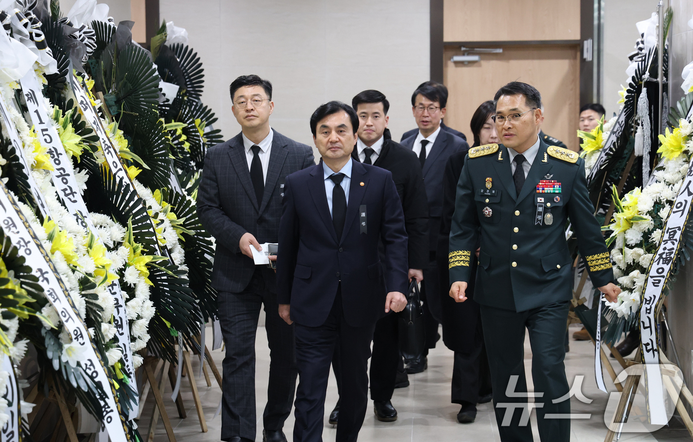 (성남=뉴스1) 김영운 기자 = 안규백 국방부 장관이 11일 경기 성남시 분당구 국군수도병원 장례식장에 마련된 고(故) 장희성 준위와 정상근 준위의 빈소를 방문하고 있다.코브라 헬 …