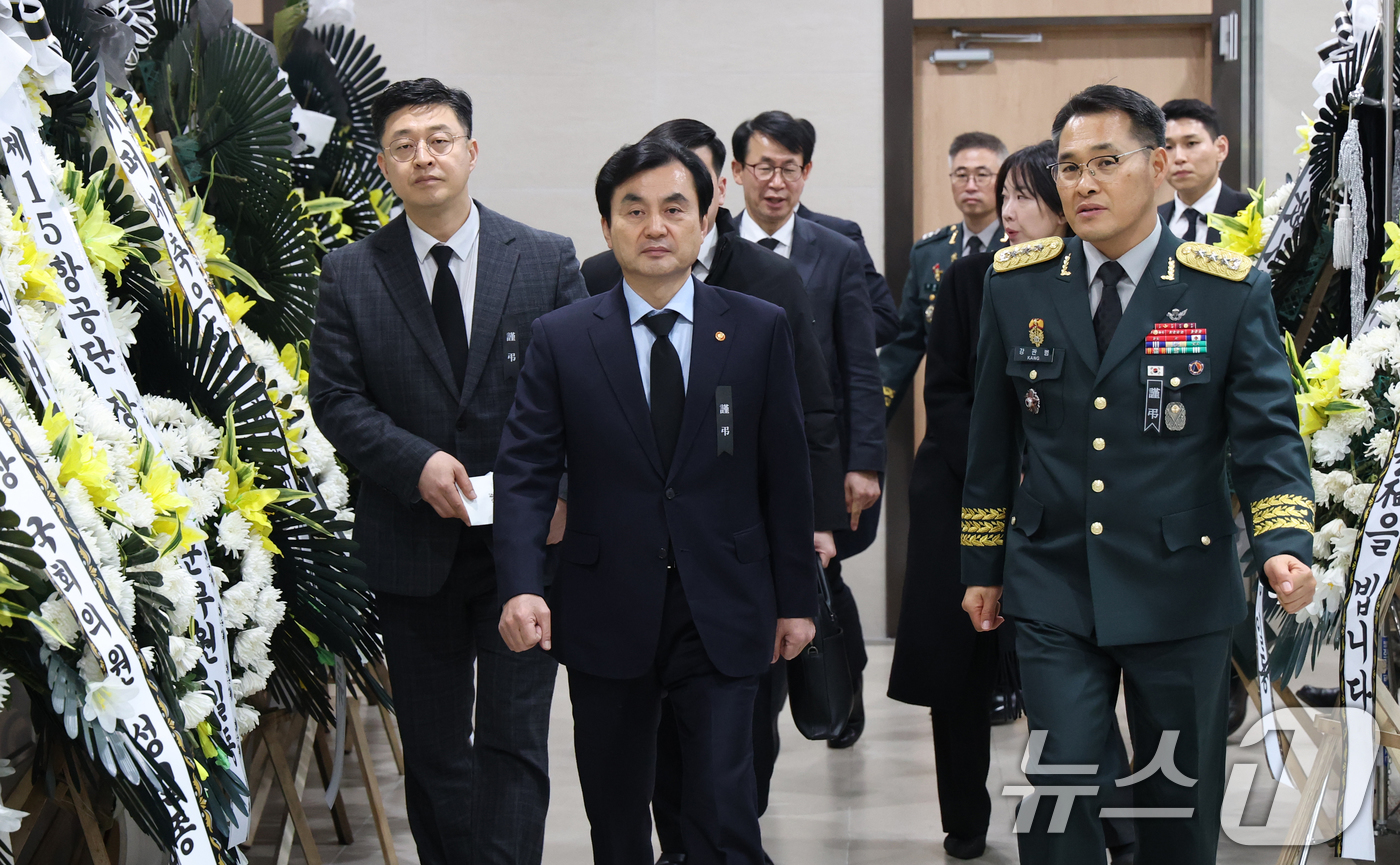 (성남=뉴스1) 김영운 기자 = 안규백 국방부 장관이 11일 경기 성남시 분당구 국군수도병원 장례식장에 마련된 고(故) 장희성 준위와 정상근 준위의 빈소를 방문하고 있다.코브라 헬 …
