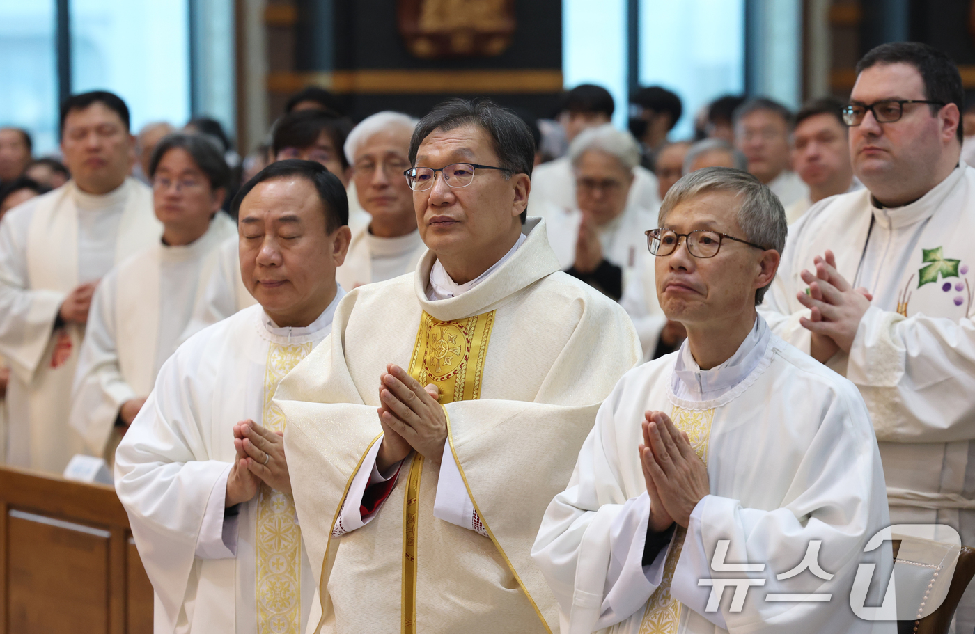 (수원=뉴스1) 김영운 기자 = 곽진상(제르마노) 수원교구 신임 보좌 주교(가운데)가 11일 경기 수원시 장안구 정자동주교좌성당에서 열린 주교 서품식에 참석해 기도를 하고 있다.곽 …