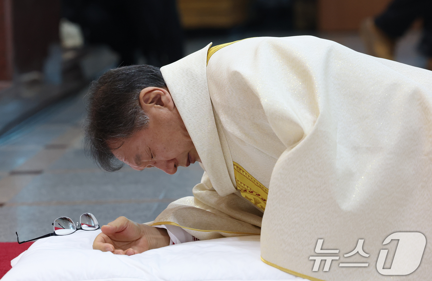 (수원=뉴스1) 김영운 기자 = 곽진상(제르마노) 수원교구 신임 보좌 주교(가운데)가 11일 경기 수원시 장안구 정자동주교좌성당에서 열린 주교 서품식에 참석해 기도를 하고 있다.곽 …