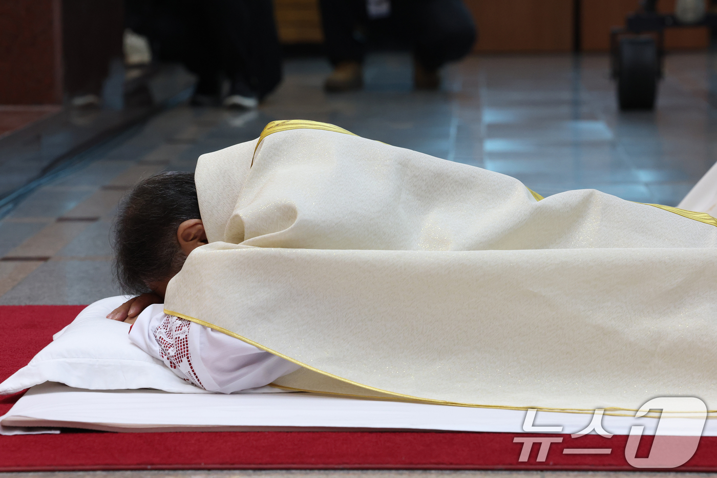 (수원=뉴스1) 김영운 기자 = 곽진상(제르마노) 수원교구 신임 보좌 주교(가운데)가 11일 경기 수원시 장안구 정자동주교좌성당에서 열린 주교 서품식에 참석해 기도를 하고 있다.곽 …