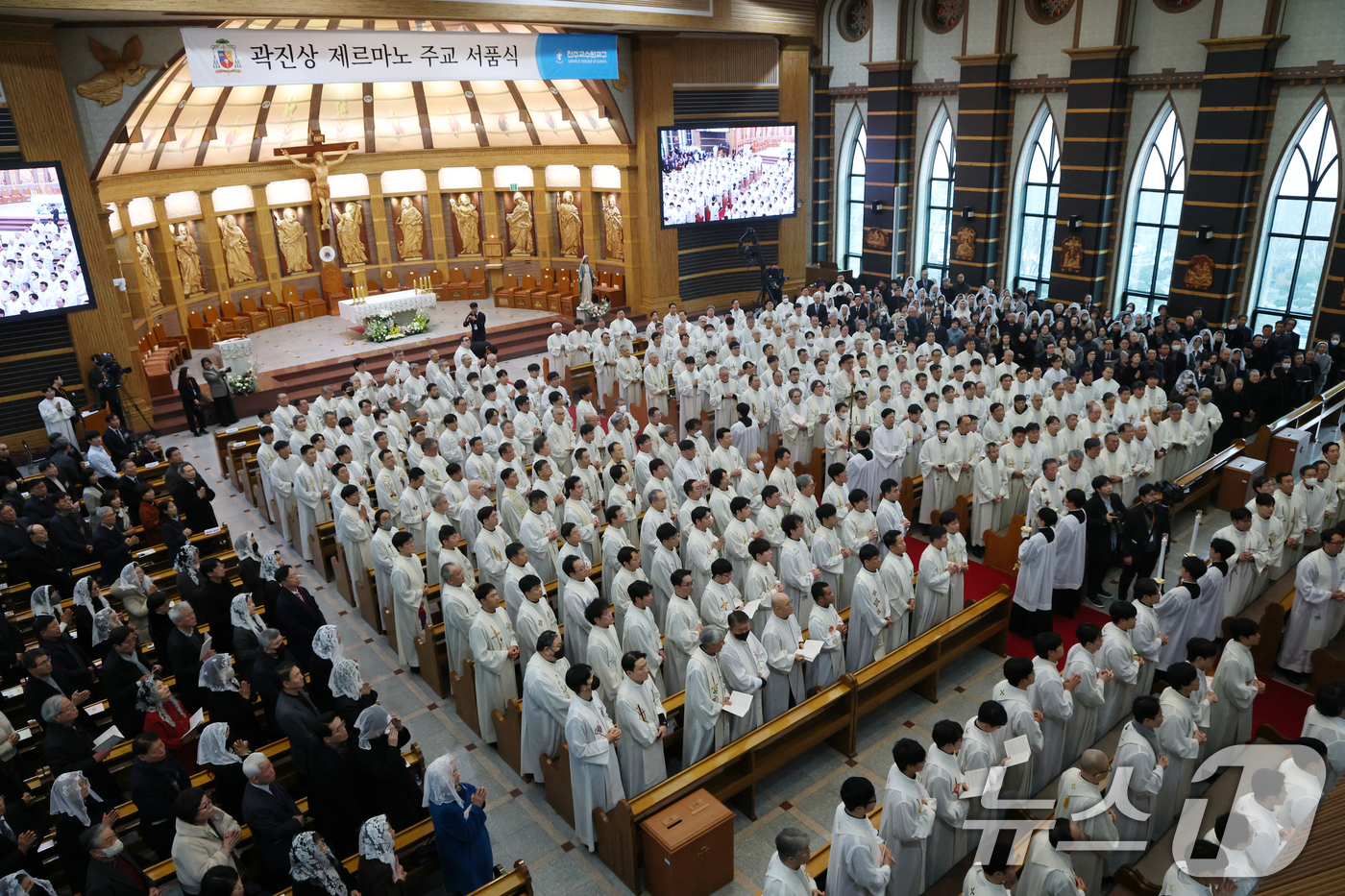 (수원=뉴스1) 김영운 기자 = 11일 경기 수원시 장안구 정자동주교좌성당에서 곽진상(제르마노) 수원교구 신임 보좌 주교의 주교 서품식이 거행되고 있다.곽진상 주교는 지난해 12월 …
