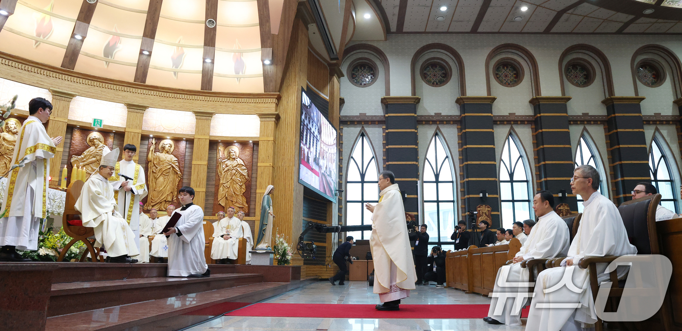(수원=뉴스1) 김영운 기자 = 11일 경기 수원시 장안구 정자동주교좌성당에서 곽진상(제르마노) 수원교구 신임 보좌 주교의 주교 서품식이 거행되고 있다.곽진상 주교는 지난해 12월 …