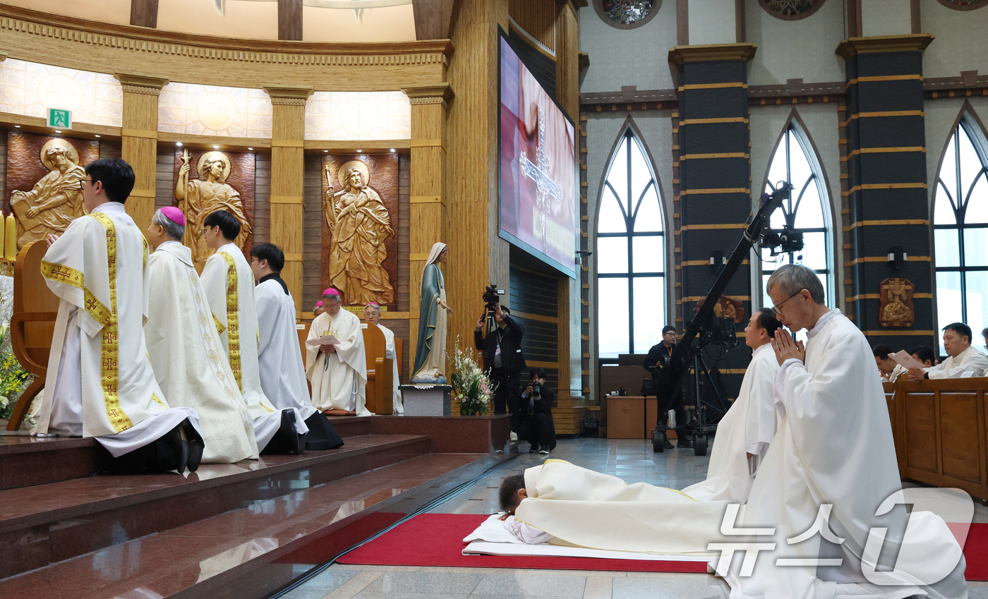 (수원=뉴스1) 김영운 기자 = 11일 경기 수원시 장안구 정자동주교좌성당에서 곽진상(제르마노) 수원교구 신임 보좌 주교의 주교 서품식이 거행되고 있다.곽진상 주교는 지난해 12월 …