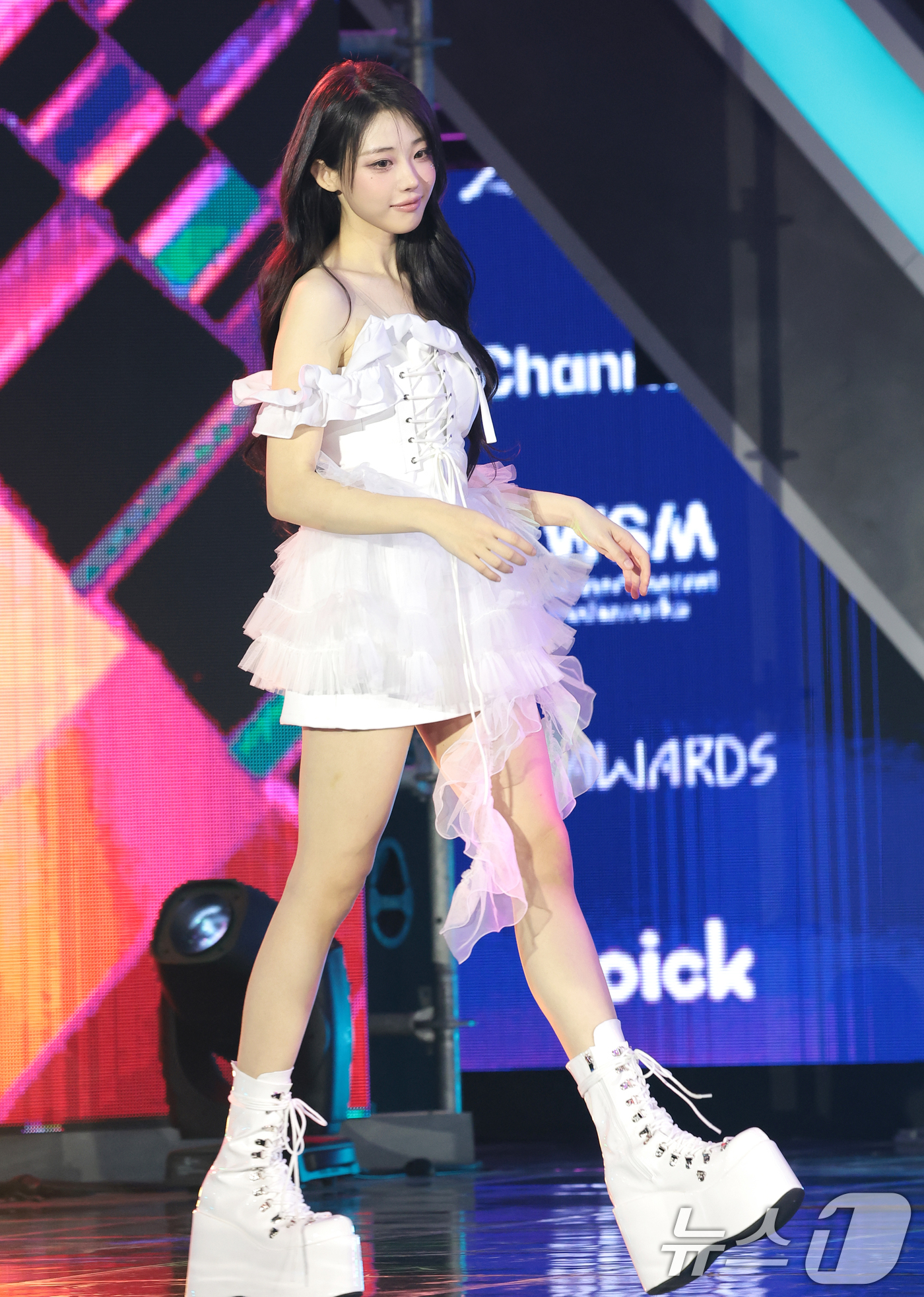 (서울=뉴스1) 권현진 기자 = QWER 히나가 11일 오후 서울 성북구 고려대학교 화정체육관에서 열린 ‘제2회 디 어워즈(D Awards)’ 레드카펫 행사에 참석하고 있다. 20 …