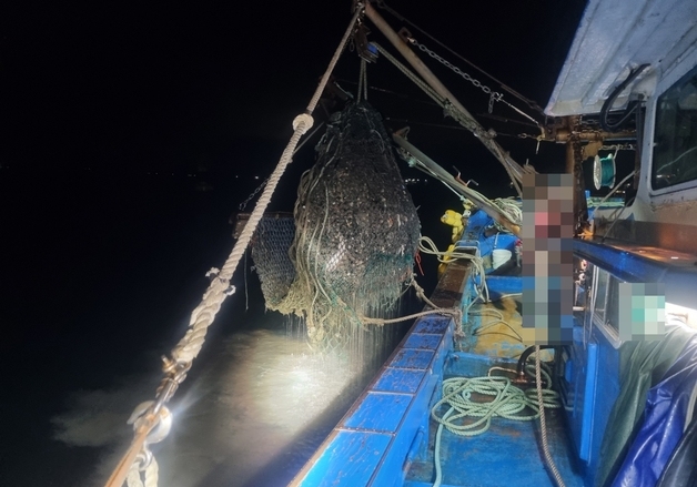 창원해경, 불법 조업 형망어선 4척 적발…"근절 시까지 집중 단속"