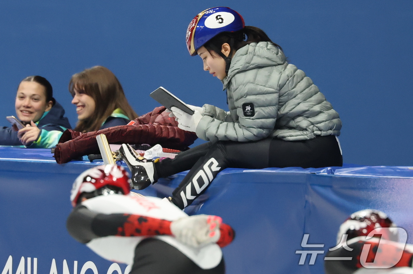 (밀라노=뉴스1) 김진환 기자 = 쇼트트랙 대표팀 김길리가 11일(현지시간) 이탈리아 밀라노 아이스 스케이팅 아레나에서 공식 훈련을 마친 뒤 휴식을 취하고 있다. 2026.2.11 …