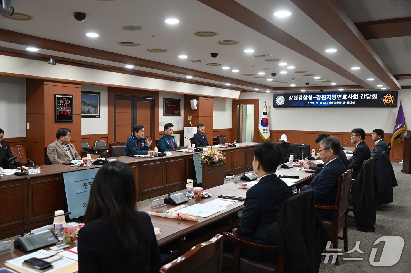 본문 이미지 - 강원경찰청‧강원변호사회는 11일 '경찰 수사 신뢰성 제고 위한 변호인 조력권 강화 방안' 등을 위한 간담회를 개최했다.(강원경찰청 제공. 재판매 및 DB금지)/뉴스1