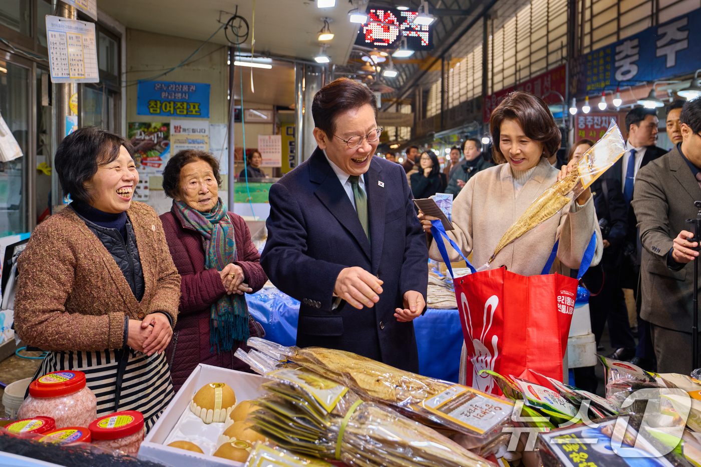 (청주=뉴스1) 허경 기자 = 이재명 대통령과 김혜경 여사가 11일 충북 충주시 무학시장을 방문해 황태포 등 제수용품을 구입하고 있다. (청와대 제공. 재판매 및 DB 금지) 20 …