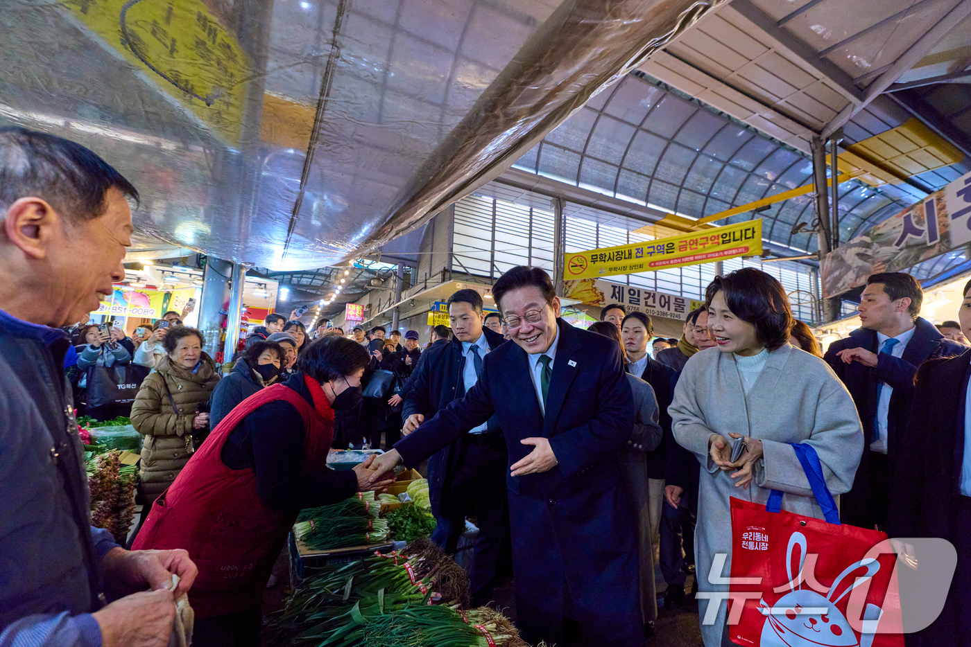(청주=뉴스1) 허경 기자 = 이재명 대통령과 김혜경 여사가 11일 충북 충주시 무학시장을 방문해 상인들과 인사하고 있다. (청와대 제공. 재판매 및 DB 금지) 2026.2.11 …