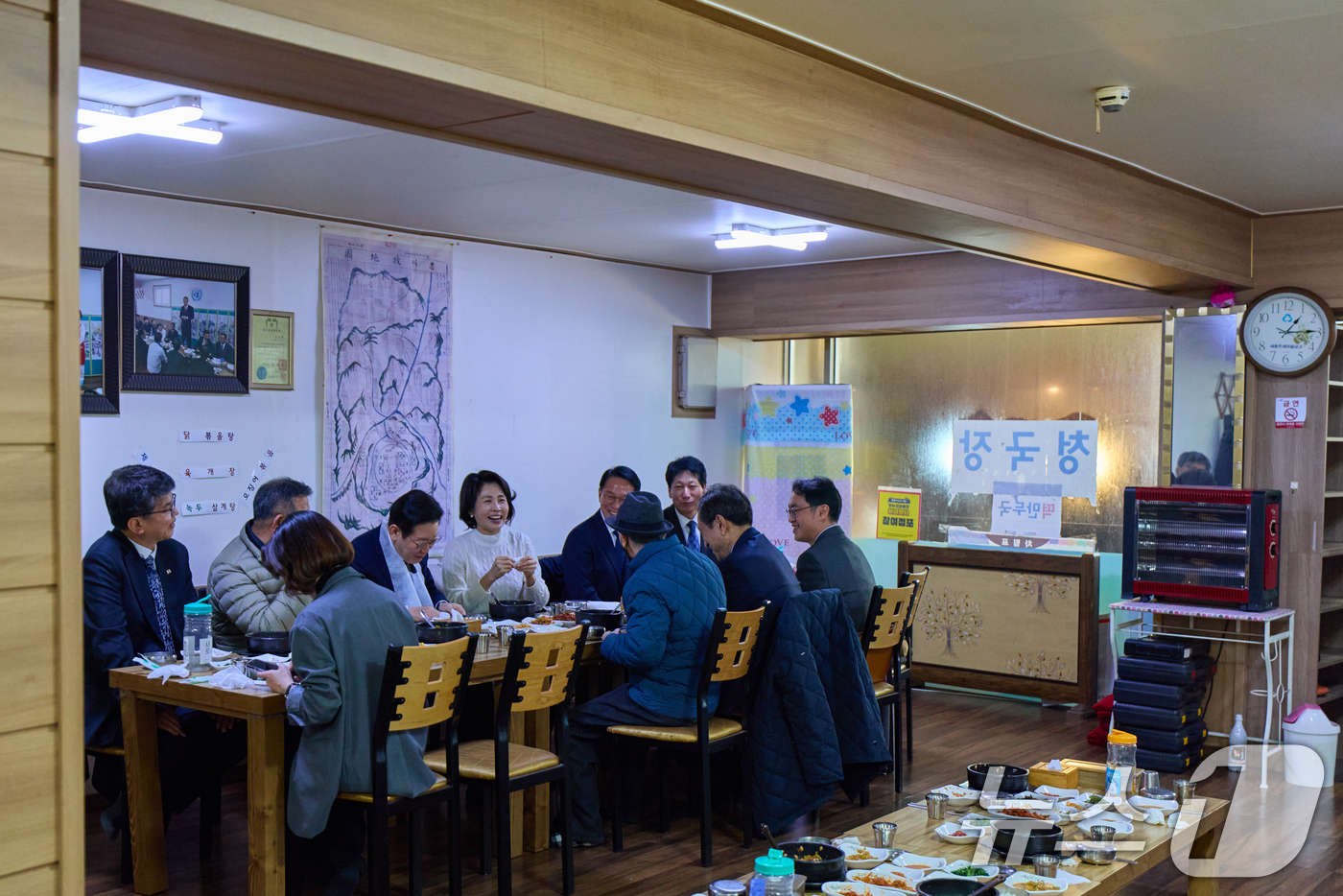 (청주=뉴스1) 허경 기자 = 이재명 대통령과 김혜경 여사가 11일 충북 충주시 무학시장의 한 백반집을 방문해 점심식사를 하고 있다. (청와대 제공. 재판매 및 DB 금지) 202 …