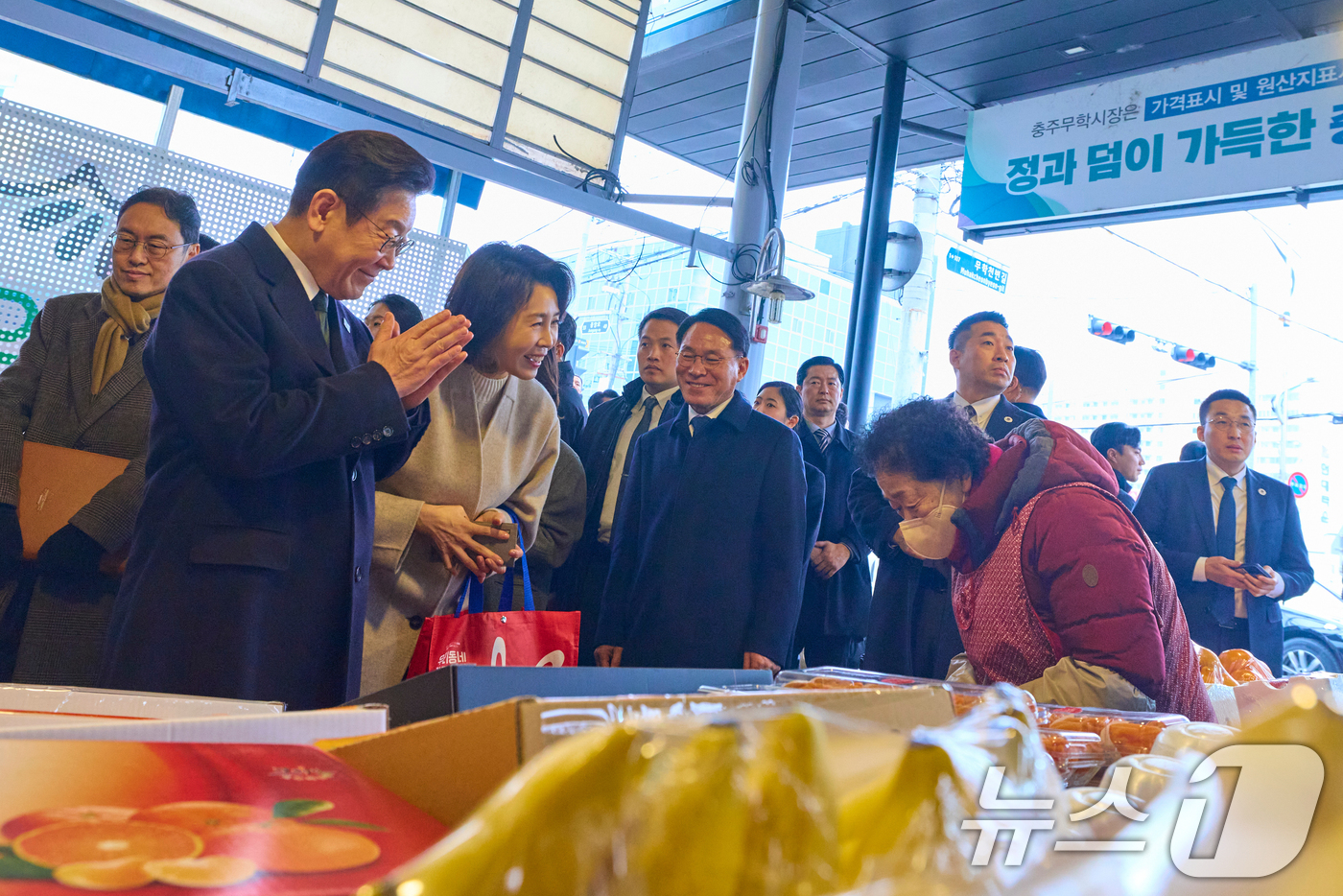 (청주=뉴스1) 허경 기자 = 이재명 대통령과 김혜경 여사가 11일 충북 충주시 무학시장을 방문해 상인들과 인사하고 있다. (청와대 제공. 재판매 및 DB 금지) 2026.2.11 …
