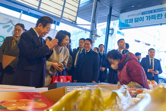 설 앞두고 충주 전통시장 방문한 이재명 대통령 내외