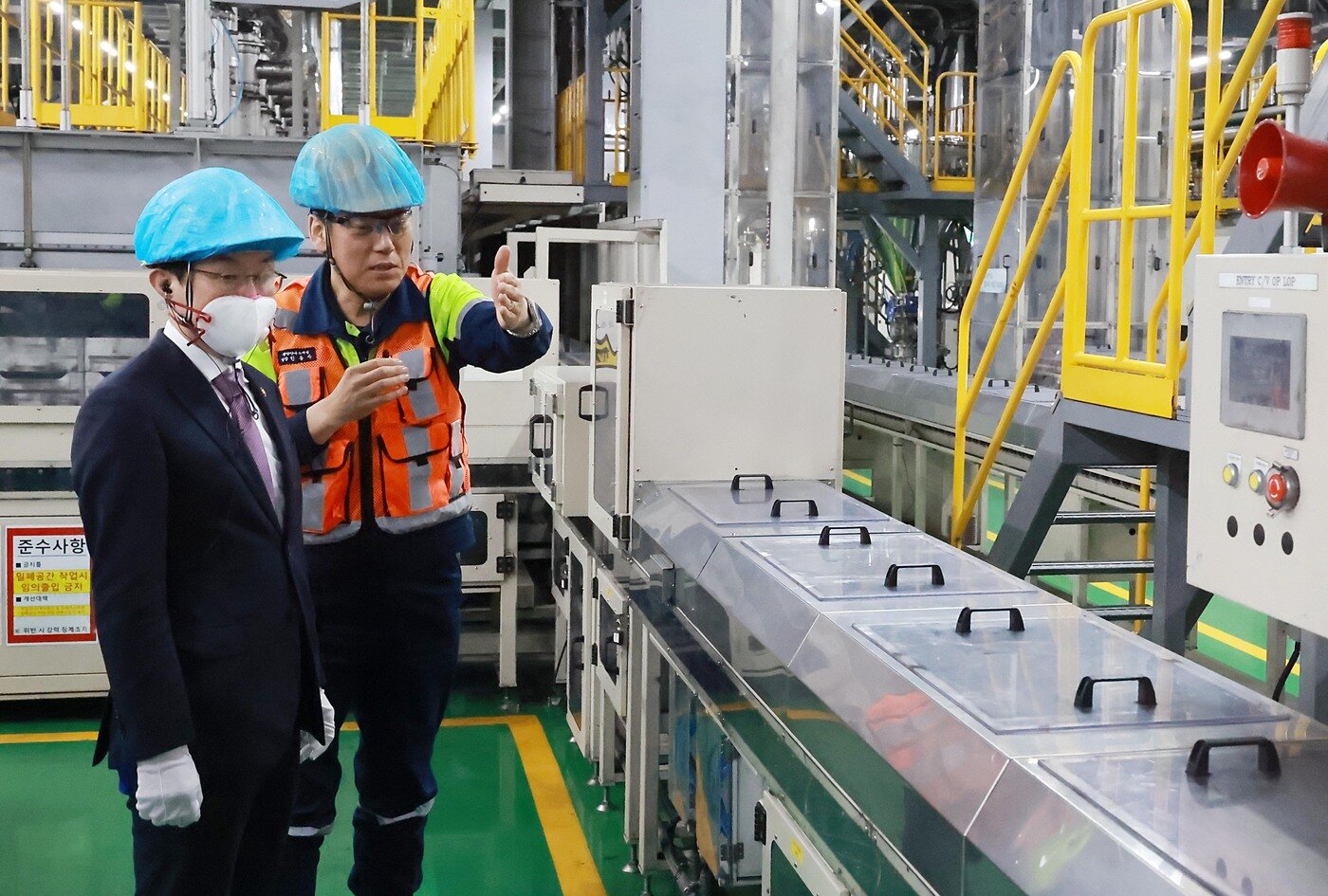 본문 이미지 - 이억원 금융위원장이 11일 오후 전남 광양 이차전지소재 기업인 포스코퓨처엠에 방문해 이차전지 산업 동향 및 향후 사업 추진계획에 대해 청취했다(금융위 제공).