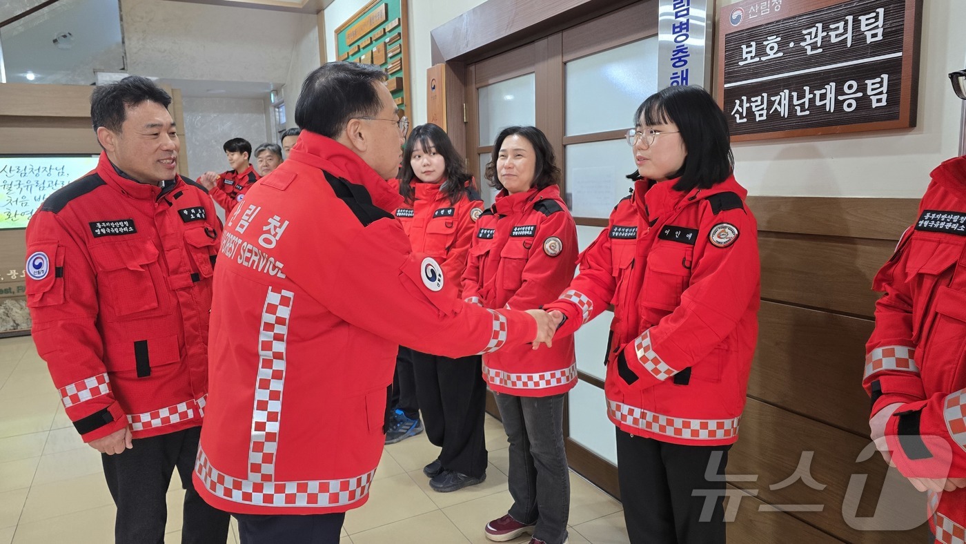 (영월=뉴스1) 윤왕근 기자 = 김인호 산림청장(사진 왼쪽 두번째)이 11일 동부지방산림청 영월국유림관리소를 방문해 산불재난대응태세를 점검하고 직원들을 격려하고 있다.(동부지방산림 …