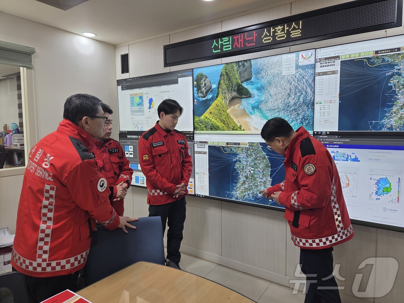 (영월=뉴스1) 윤왕근 기자 = 김인호 산림청장(사진 오른쪽 첫번째)이 11일 동부지방산림청 영월국유림관리소 산림재난상황실에서 영월 관내 기상여건과 산불발생현황 등을 점검하고 있다 …