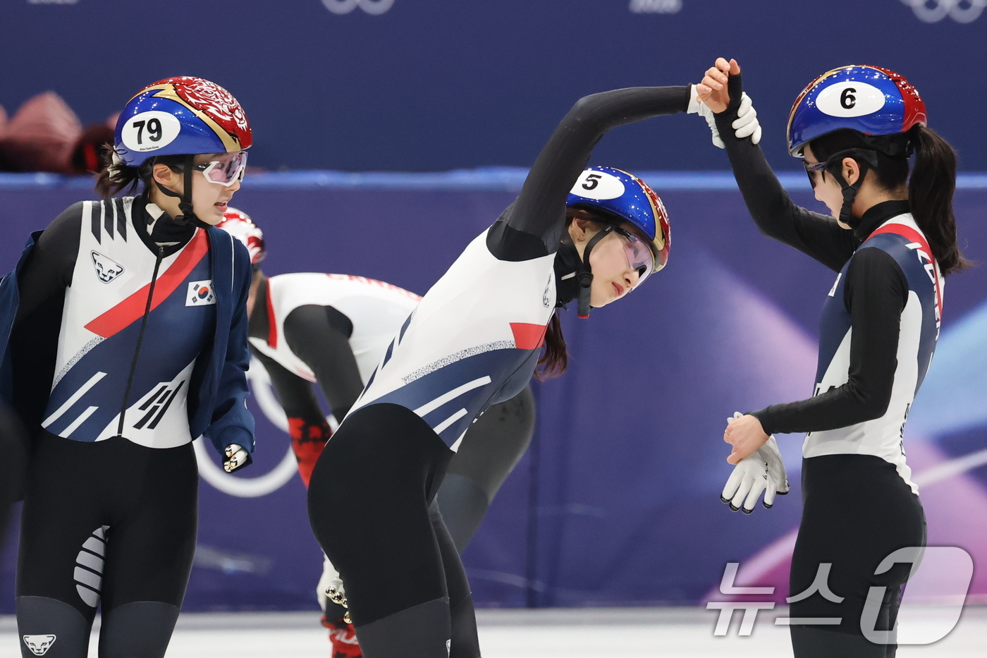 (밀라노=뉴스1) 김진환 기자 = 쇼트트랙 대표팀 최민정이 11일(현지시간) 이탈리아 밀라노 아이스 스케이팅 아레나에서 공식 훈련 중 김길리의 부상당한 팔을 살펴보고 있다. 202 …