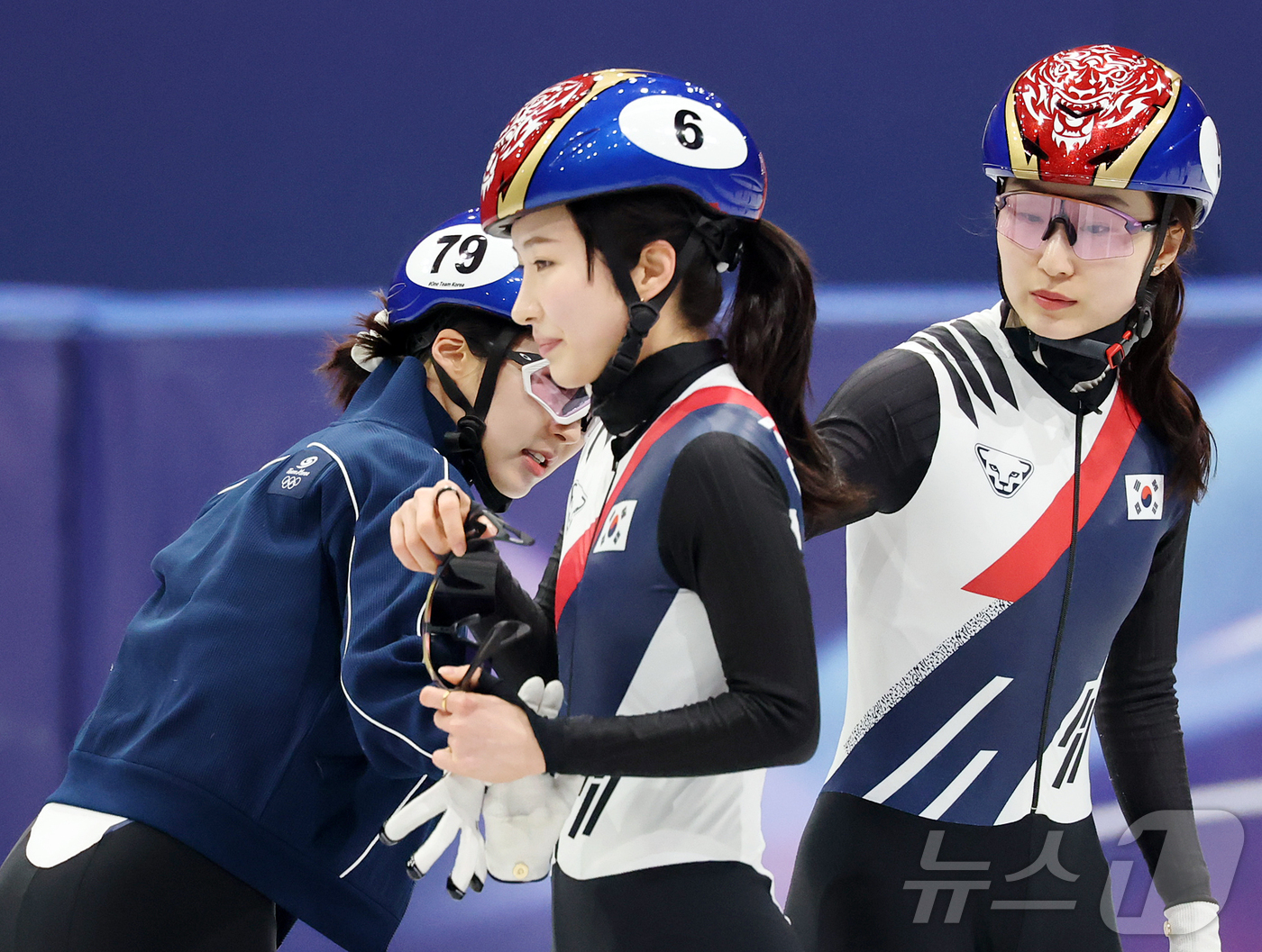 (밀라노=뉴스1) 김진환 기자 = 쇼트트랙 대표팀 이소연과 최민정(오른쪽)이 11일(현지시간) 이탈리아 밀라노 아이스 스케이팅 아레나에서 공식 훈련 중 전날 혼성계주 2000m 경 …