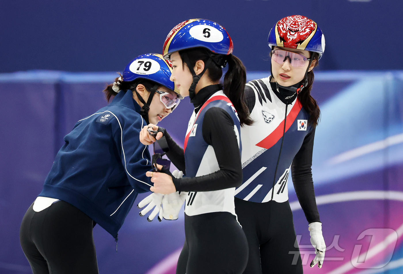 (밀라노=뉴스1) 김진환 기자 = 쇼트트랙 대표팀 이소연과 최민정(오른쪽)이 11일(현지시간) 이탈리아 밀라노 아이스 스케이팅 아레나에서 공식 훈련 중 김길리의 부상당한 팔을 살펴 …