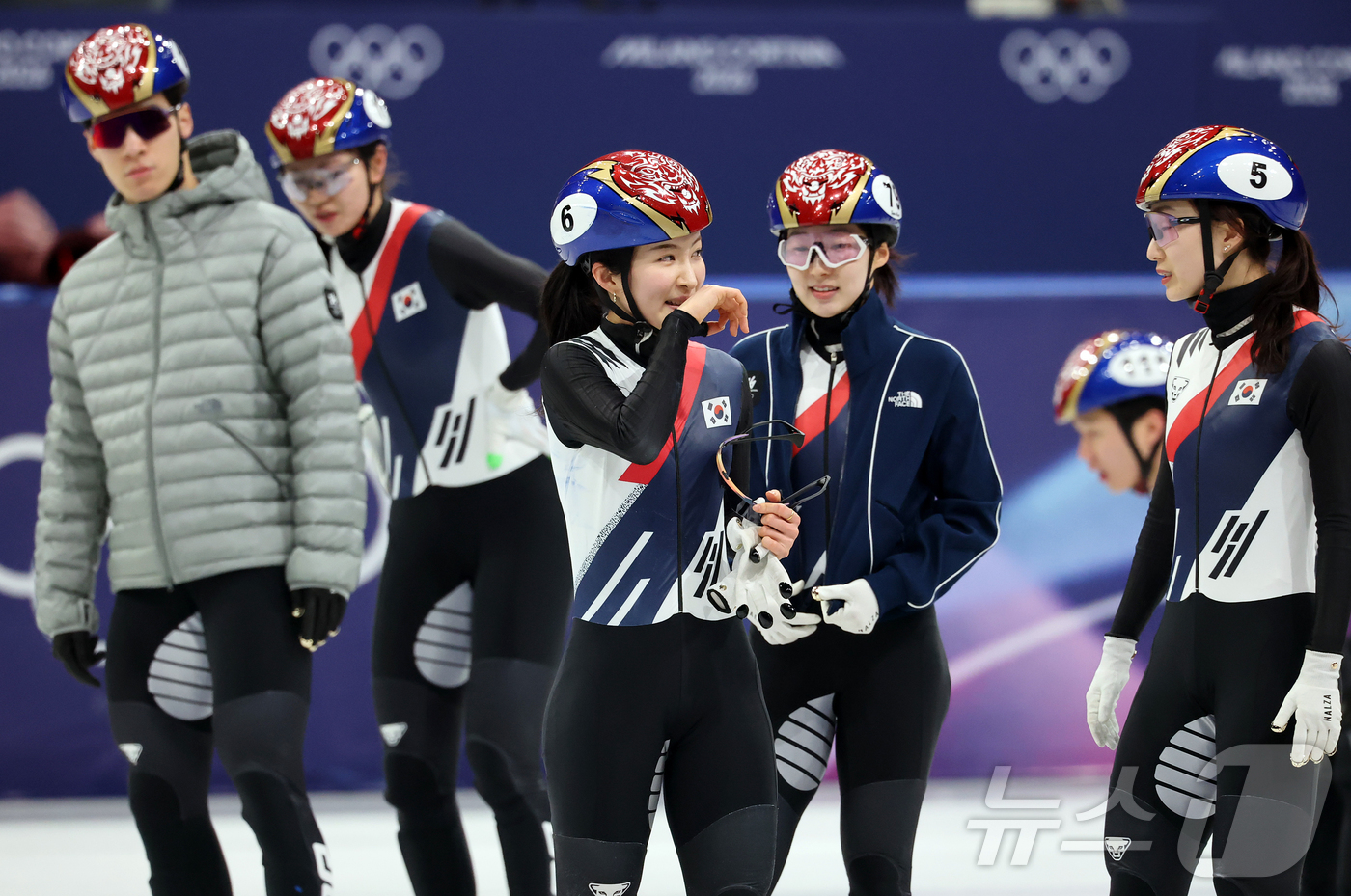 (밀라노=뉴스1) 김진환 기자 = 쇼트트랙 대표팀 김길리가 11일(현지시간) 이탈리아 밀라노 아이스 스케이팅 아레나에서 공식 훈련 중 동료 선수들의 미소를 짓고 있다. 2026.2 …