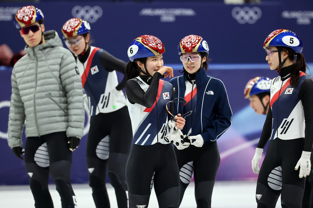 동료들을 보며 미소 짓는 김길리
