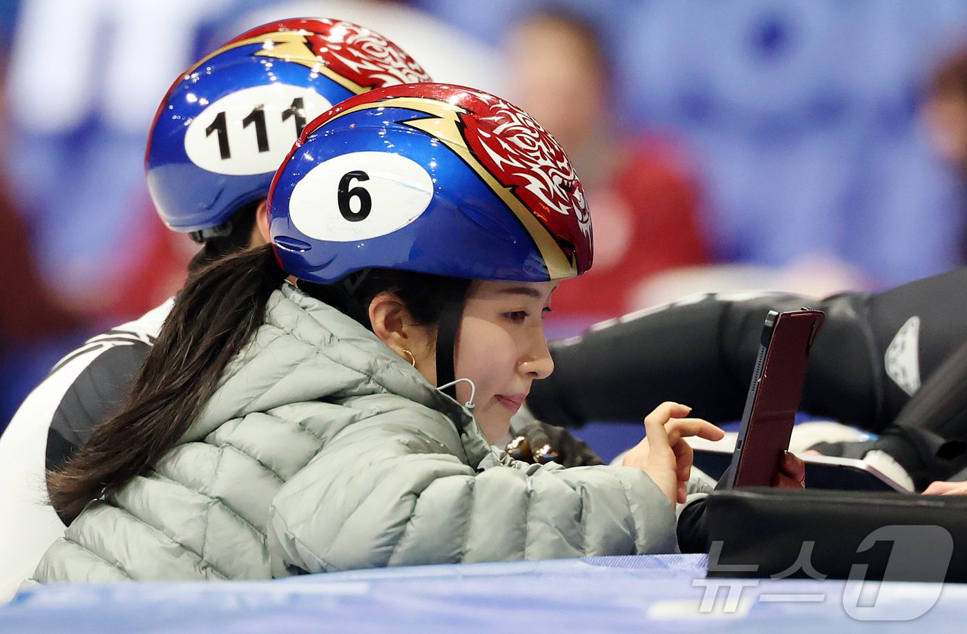 (밀라노=뉴스1) 김진환 기자 = 쇼트트랙 대표팀 김길리가 11일(현지시간) 이탈리아 밀라노 아이스 스케이팅 아레나에서 공식 훈련 중 훈련 모습이 담긴 영상을 확인하고 있다. 20 …