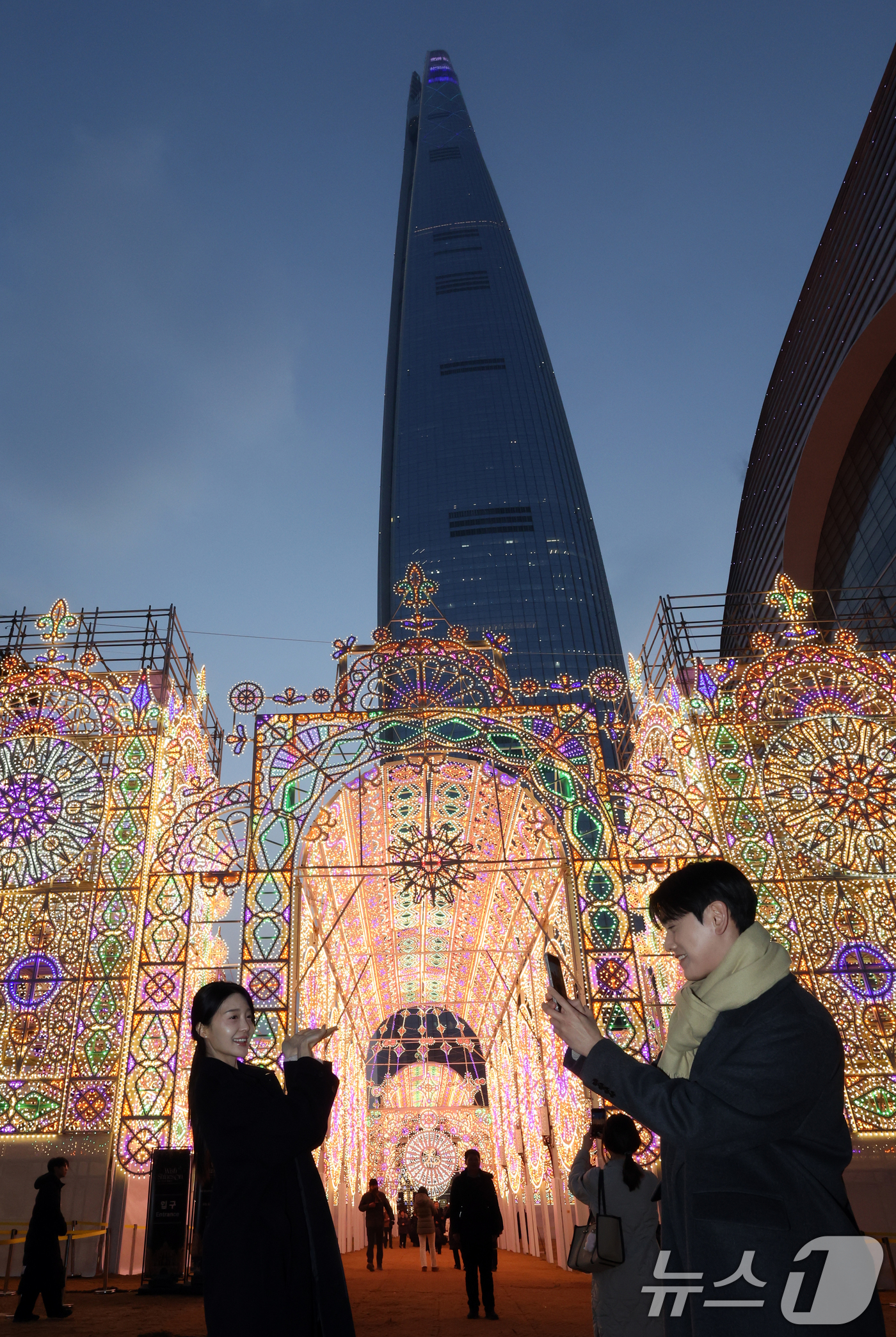 (서울=뉴스1) 김명섭 기자 = 11일 오후 서울 송파구 롯데월드타워 월드파크에서 시민들이 롯데물산 2026년 첫 시그니처 행사인  ‘2026 롯데 루미나리에 Wish Shines …
