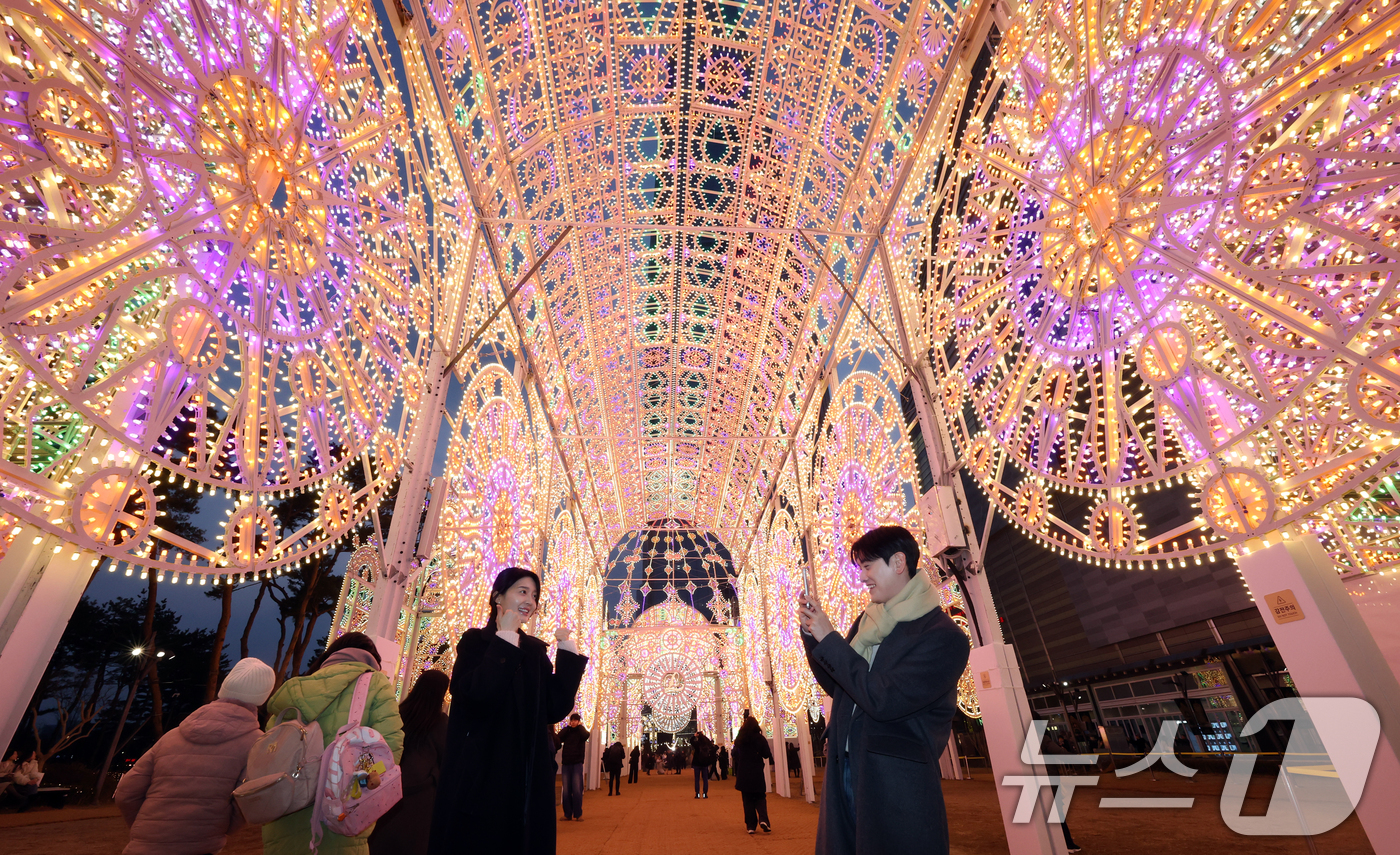 (서울=뉴스1) 김명섭 기자 = 11일 오후 서울 송파구 롯데월드타워 월드파크에서 시민들이 롯데물산 2026년 첫 시그니처 행사인  ‘2026 롯데 루미나리에 Wish Shines …