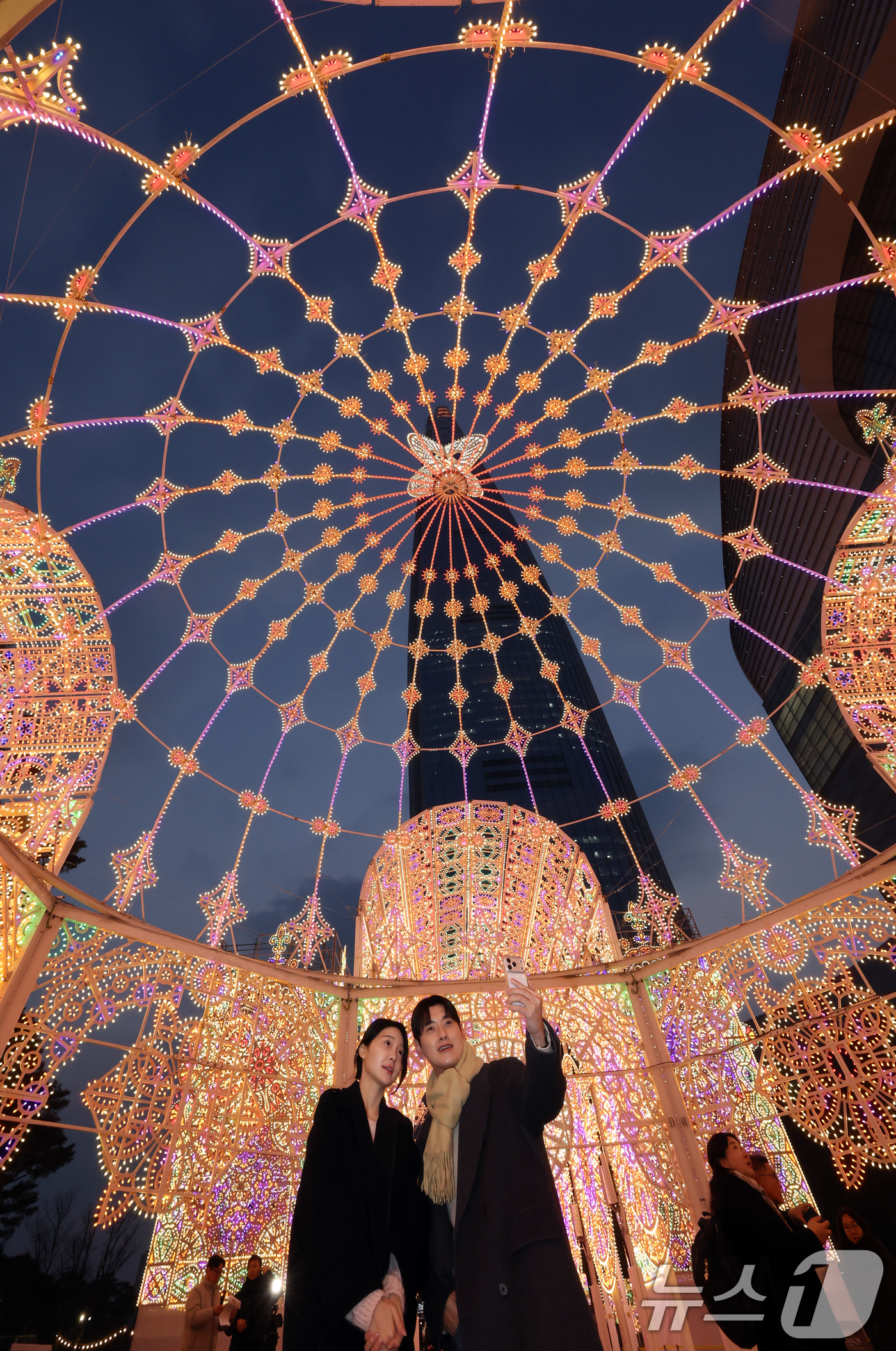 (서울=뉴스1) 김명섭 기자 = 11일 오후 서울 송파구 롯데월드타워 월드파크에서 외국인 관광객들이 롯데물산 2026년 첫 시그니처 행사인  ‘2026 롯데 루미나리에 Wish S …