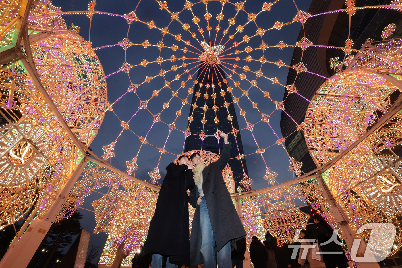 (서울=뉴스1) 김명섭 기자 = 11일 오후 서울 송파구 롯데월드타워 월드파크에서 외국인 관광객들이 롯데물산 2026년 첫 시그니처 행사인  ‘2026 롯데 루미나리에 Wish S …