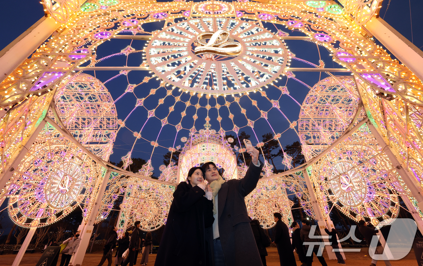 (서울=뉴스1) 김명섭 기자 = 11일 오후 서울 송파구 롯데월드타워 월드파크에서 외국인 관광객들이 롯데물산 2026년 첫 시그니처 행사인  ‘2026 롯데 루미나리에 Wish S …