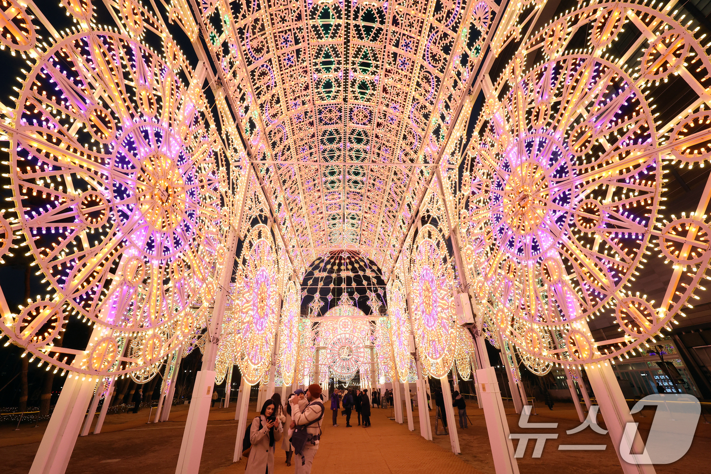 (서울=뉴스1) 김명섭 기자 = 11일 오후 서울 송파구 롯데월드타워 월드파크에서 시민들과 외국인 관광객들이 롯데물산 2026년 첫 시그니처 행사인  ‘2026 롯데 루미나리에 W …