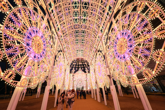 '2026 롯데 루미나리에 Wish Shines On' 화려한 점등