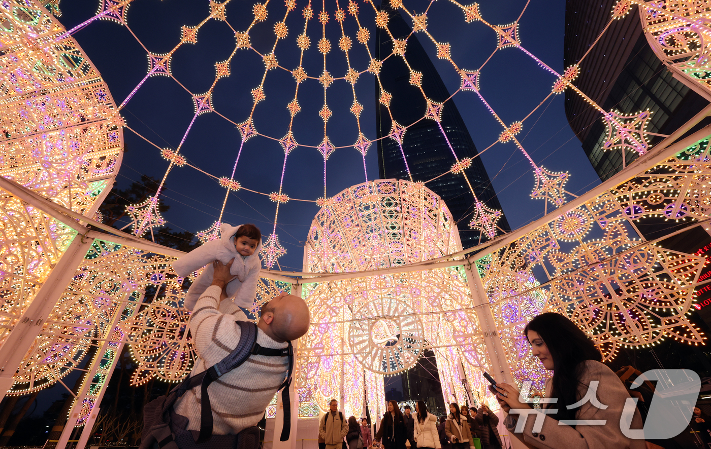 (서울=뉴스1) 김명섭 기자 = 11일 오후 서울 송파구 롯데월드타워 월드파크에서 시민들과 외국인 관광객들이 롯데물산 2026년 첫 시그니처 행사인  ‘2026 롯데 루미나리에 W …