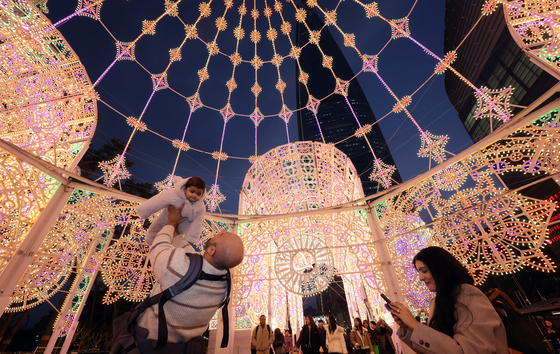 고딕 양식 구조물로 압도…롯데 루미나리에 개막