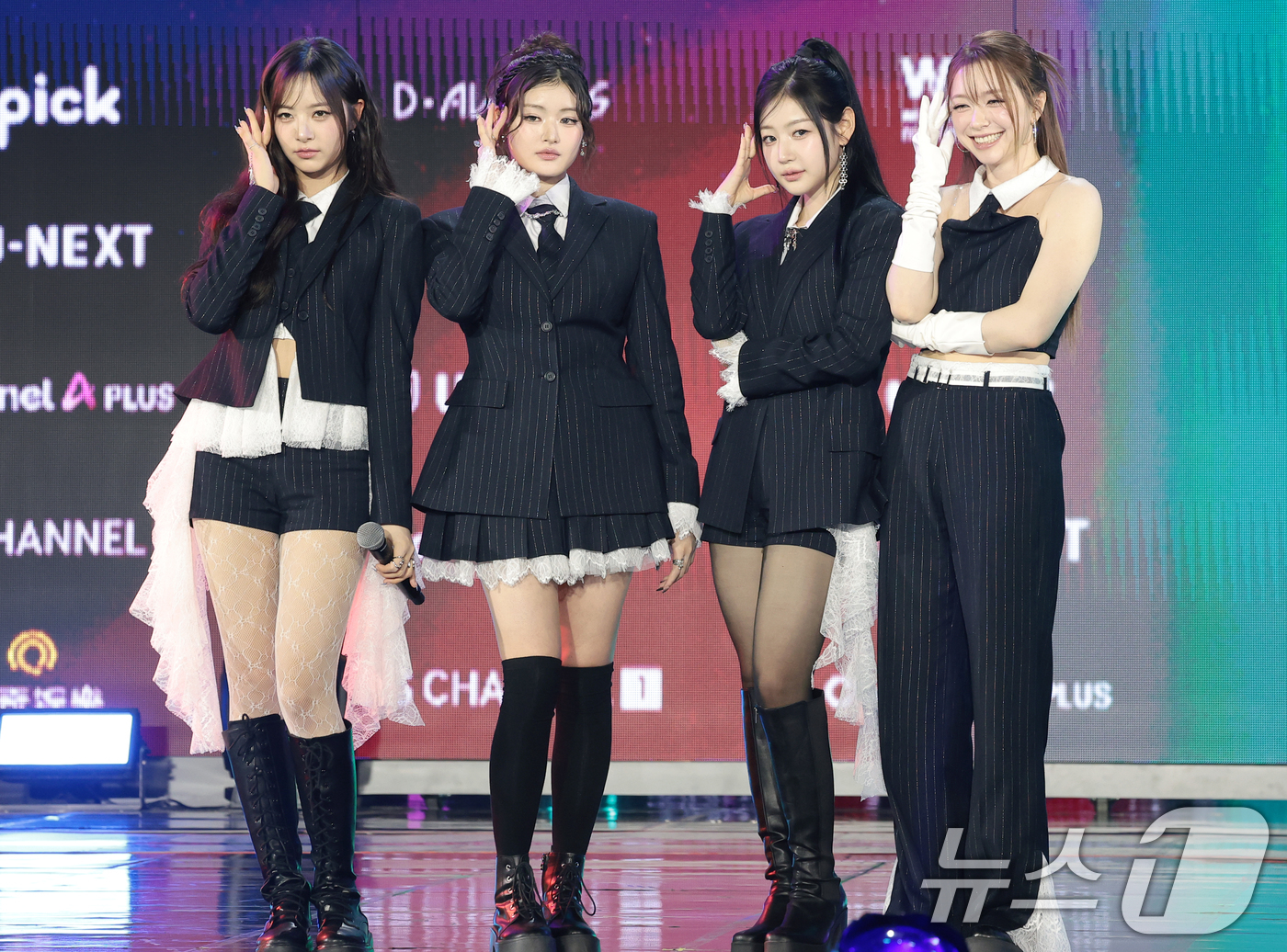 (서울=뉴스1) 권현진 기자 = 피프티피프티 하나(왼쪽부터)와 아테나, 예원, 문샤넬이 11일 오후 서울 성북구 고려대학교 화정체육관에서 열린 ‘제2회 디 어워즈(D Awards) …
