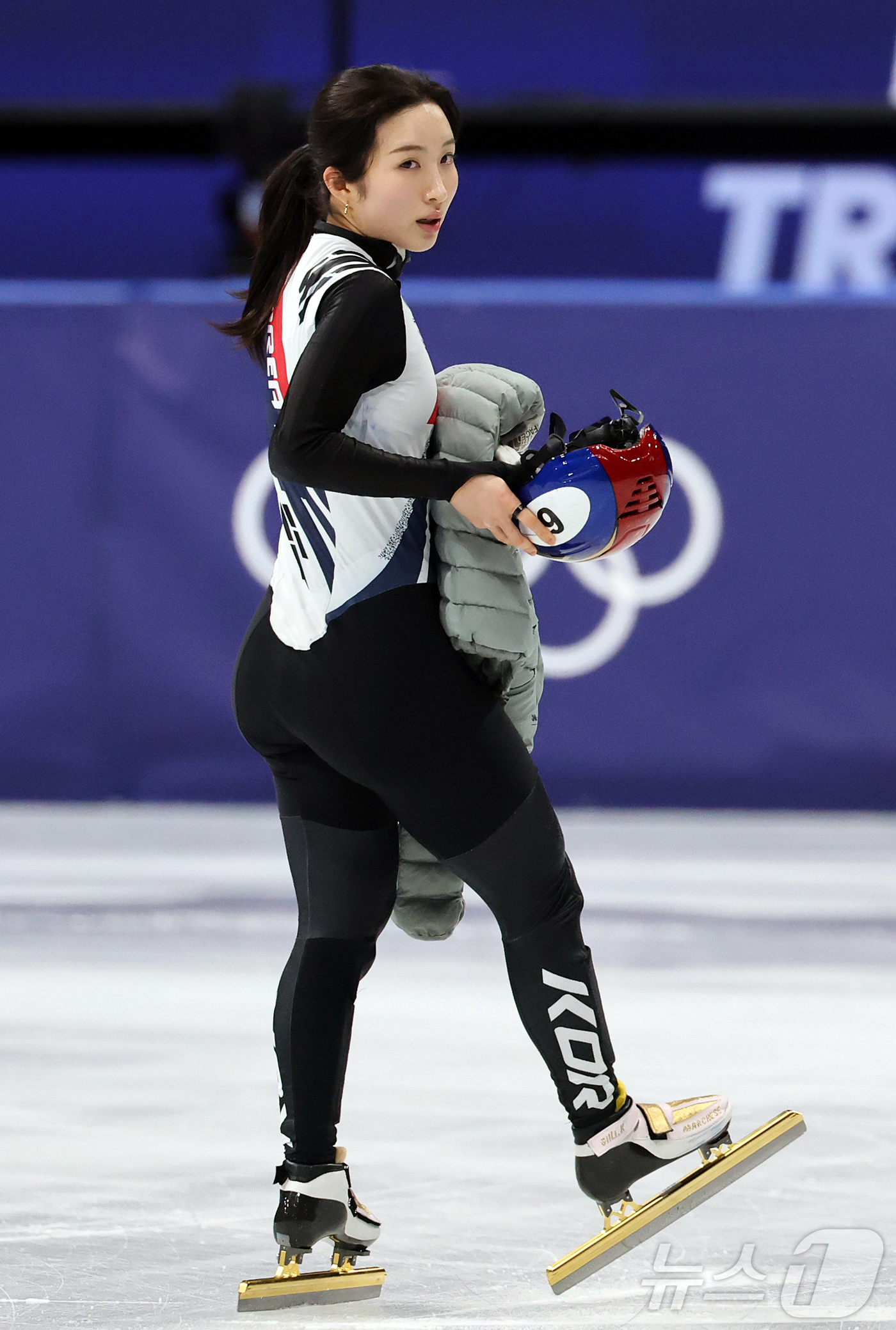 (밀라노=뉴스1) 김진환 기자 = 쇼트트랙 대표팀 김길리가 11일(현지시간) 이탈리아 밀라노 아이스 스케이팅 아레나에서 공식 훈련을 마친 뒤 빠져나가고 있다. 2026.2.11/뉴 …