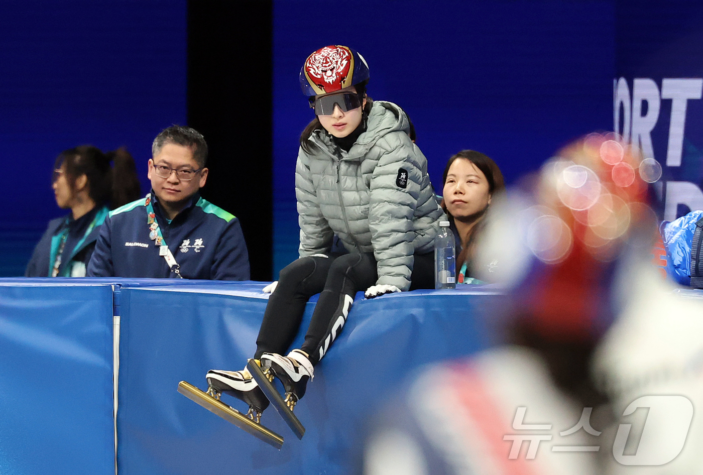 (밀라노=뉴스1) 김진환 기자 = 쇼트트랙 대표팀 김길리가 11일(현지시간) 이탈리아 밀라노 아이스 스케이팅 아레나에서 공식 훈련 중 휴식을 취하고 있다. 2026.2.11/뉴스1 …